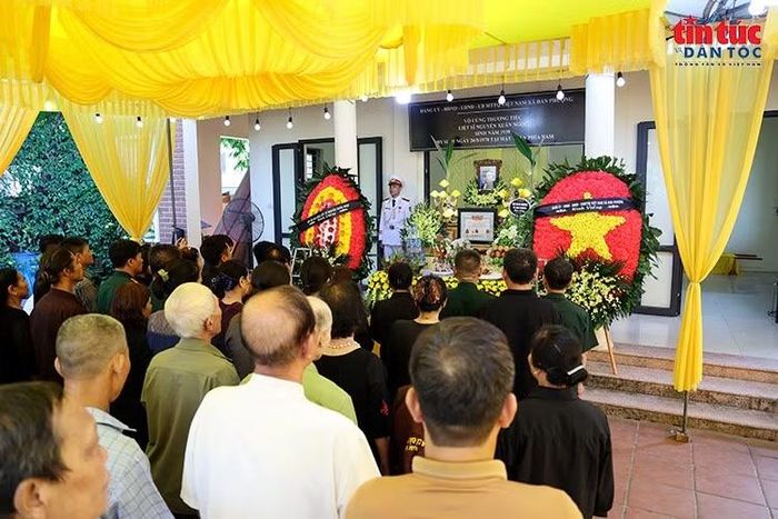 Gia đình, đồng đội và nhân dân địa phương thành kính dự lễ truy điệu liệt sĩ Nguyễn Xuân Ngọc.