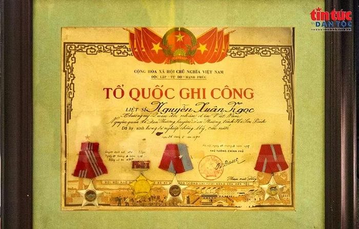 Bằng “Tổ quốc ghi công” cùng những huân, huy chương ghi nhận sự cống hiến, hy sinh của liệt sĩ Nguyễn Xuân Ngọc.