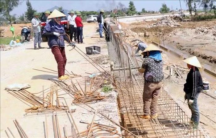 Người lao động thi công tại kè biển đoạn qua xã Mai Phụ.