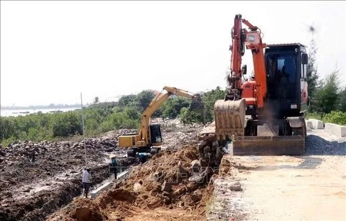 Tập trung máy móc thi công tại kè biển đoạn qua xã Mai Phụ.