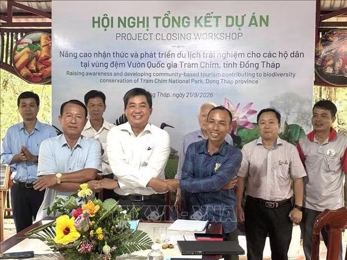 Hội Nông dân tỉnh Đồng Tháp thực hiện ký kết bàn giao trang thiết bị, vật liệu cho các Tổ đội tham gia thực hiện dự án "Nâng cao nhận thức phát triển du lịch trải nghiệm cho các hộ dân tại vùng đệm Vườn Quốc gia Tràm Chim".