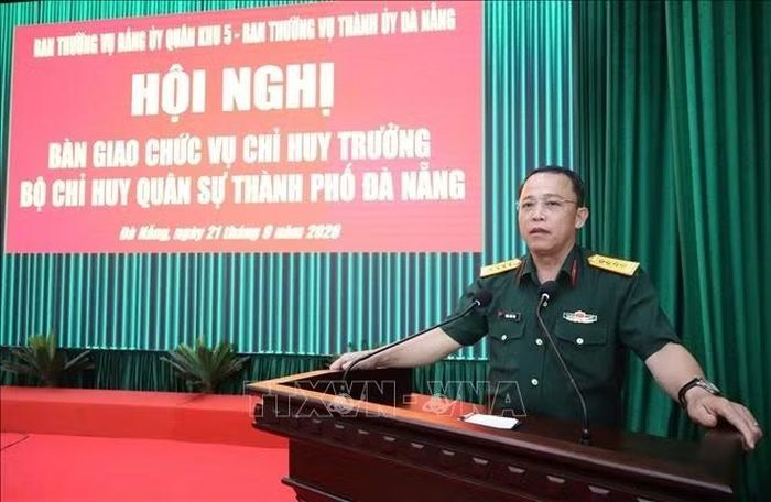 Đại tá Trần Hữu Ích phát biểu tại Hội nghị bàn giao chức trách, nhiệm vụ Chỉ huy trưởng Bộ Chỉ huy Quân sự thành phố Đà Nẵng.