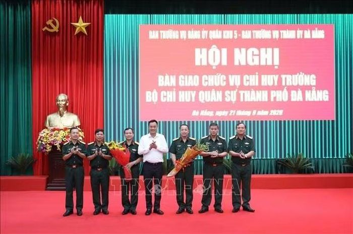 Lãnh đạo Quân khu 5 và thành phố Đà Nẵng trao tặng hoa cho Đại tá Trần Hữu Ích và Đại tá Nguyễn Thế Vinh tại Hội nghị bàn giao chức trách, nhiệm vụ Chỉ huy trưởng Bộ Chỉ huy Quân sự thành phố.