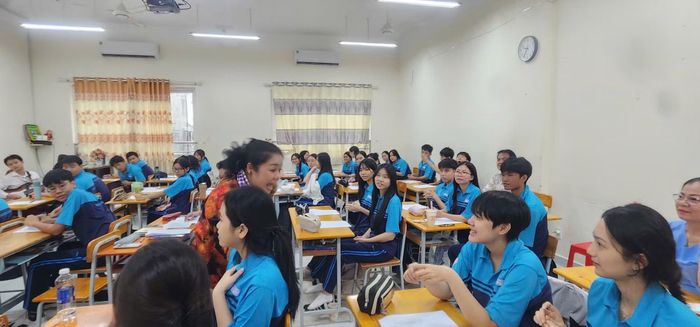Các em học sinh thích thú khi nghe giảng.