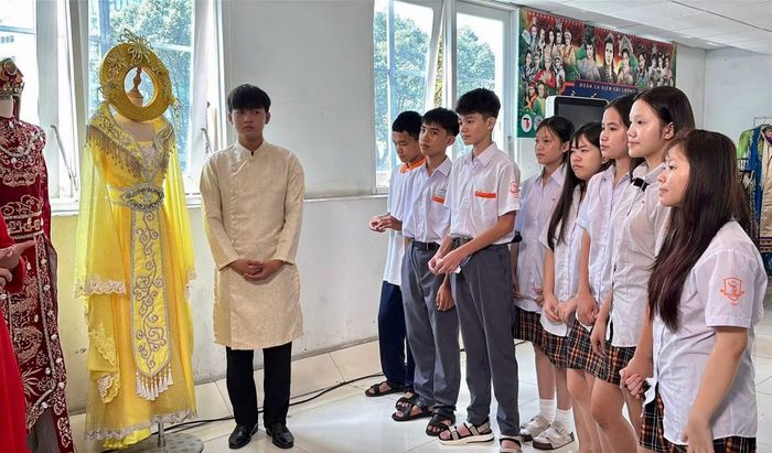 Trang phục truyền thống trong các tiết mục cải lương cũng được nhiều học sinh quan tâm.