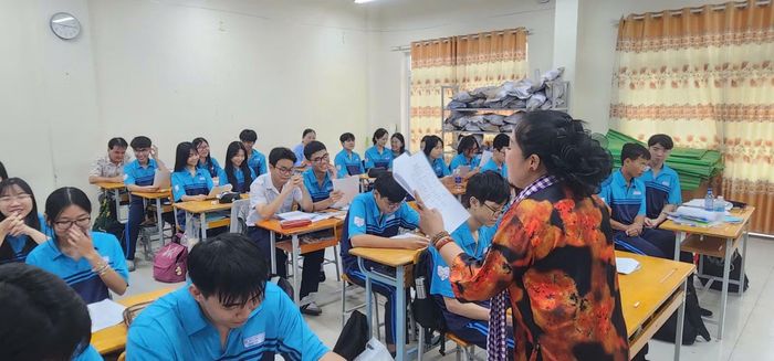 Học sinh Trường THPT Bùi Thị Xuân (phường Bến Thành) trong tiết học tìm hiểu về đờn ca tài tử do Nghệ nhân ưu tú Ái Hằng hướng dẫn.