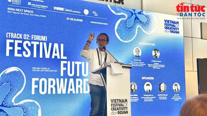 Phó Giáo sư Lim Kok Yoong, Phó Trưởng khoa Truyền thông và Thiết kế tại Đại học RMIT, kiêm Trưởng Ban tổ chức liên hoan chia sẻ tại sự kiện. Ảnh: Hải Yên