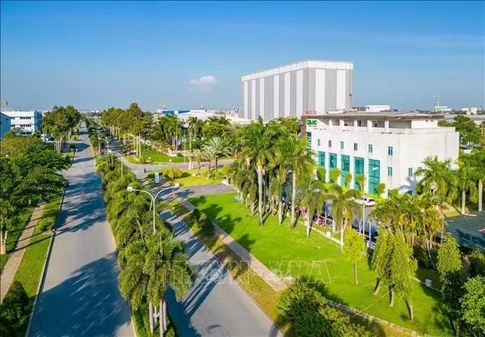 Khu công nghiệp Long Hậu đang tập trung chuyển đổi từ mô hình truyền thống thành khu công nghiệp xanh, thông minh, hướng tới mục tiêu Net Zero. Ảnh minh họa: Bùi Giang/TTXVN