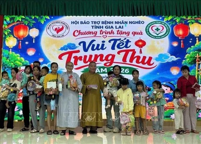 Hội Bảo trợ Bệnh nhân nghèo tỉnh Gia Lai cùng các nhà tài trợ trao quà cho các bệnh nhi.