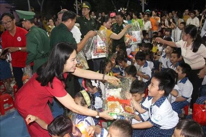 Bà Nguyễn Thị Thanh Nhàn, Phó Chủ tịch Hội Chữ thập đỏ tỉnh Lâm Đồng trao quà Trung thu cho thiếu nhi.