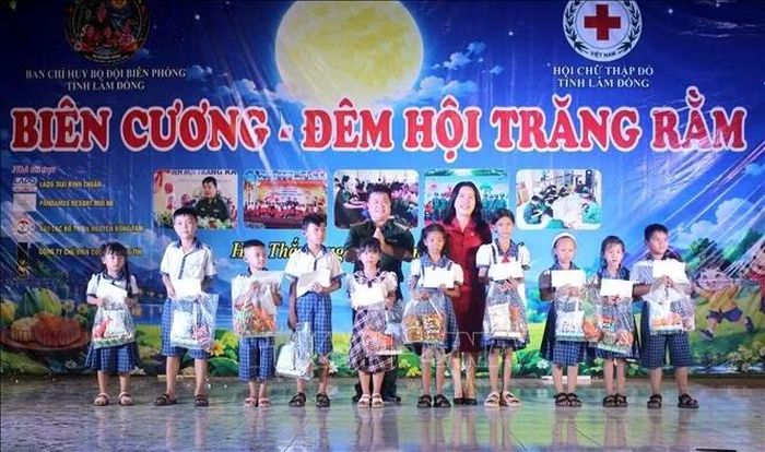 Ban tổ chức trao tặng học bổng và quà trung thu cho các em tại chương trình.