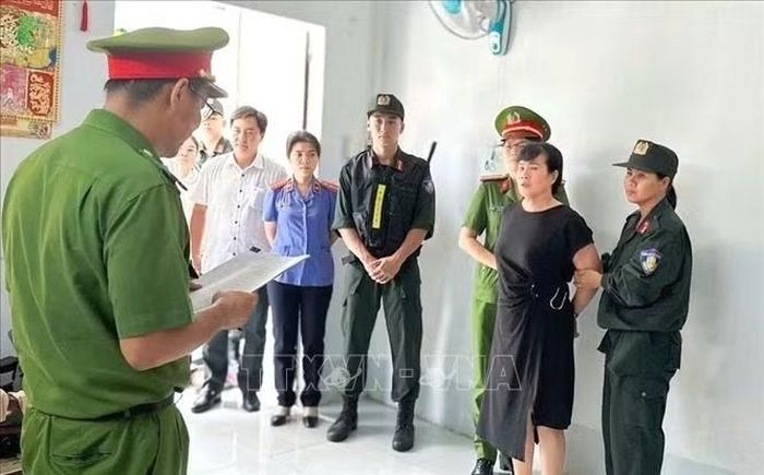Cơ quan điều tra tống đạt các quyết định đối với bị can Nguyễn Thị Châu. Ảnh: TTXVN phát