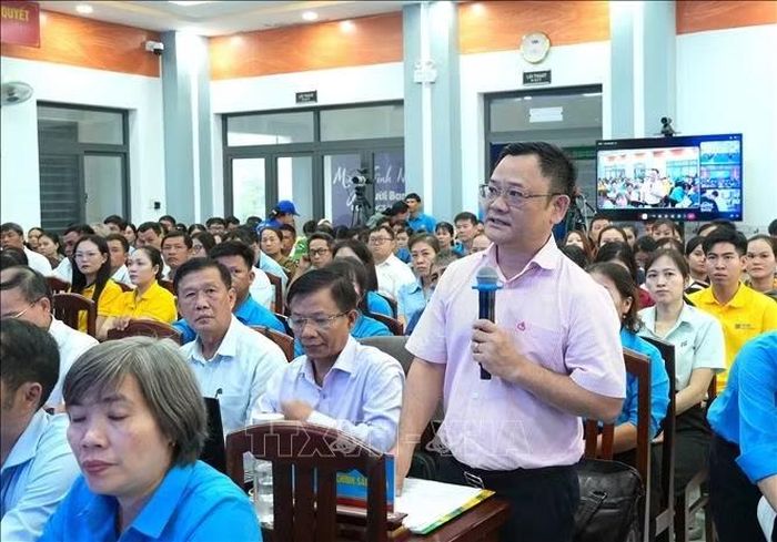 Phó Giám đốc Ngân hàng Chính sách xã hội tỉnh Gia Lai Nguyễn Triều Quang giải đáp các vấn đề liên quan đến vốn vay ưu đãi tại Diễn đàn.