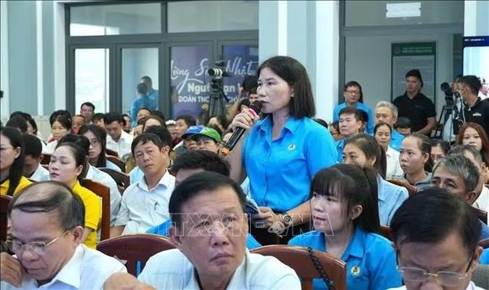 Người lao động nêu ý kiến tại Diễn đàn.