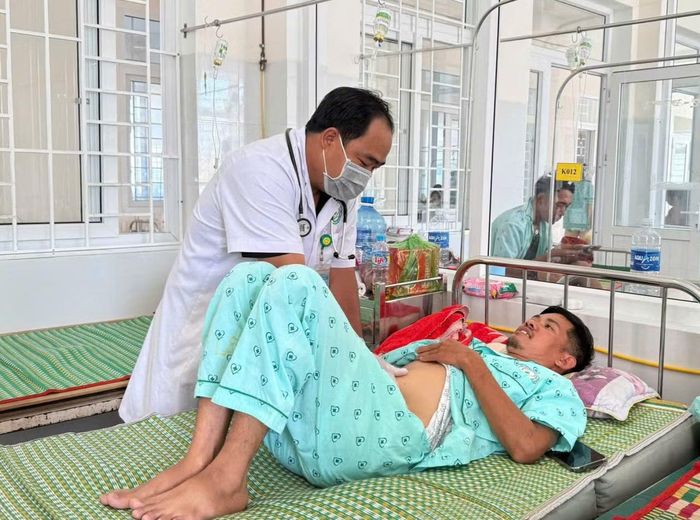 Bác sĩ thăm khám cho bệnh nhân điều trị nội trú bằng bảo hiểm y tế tại Bệnh viện Đa khoa Trung tâm tỉnh Gia Lai. Ảnh: Quang Thái/TTXVN