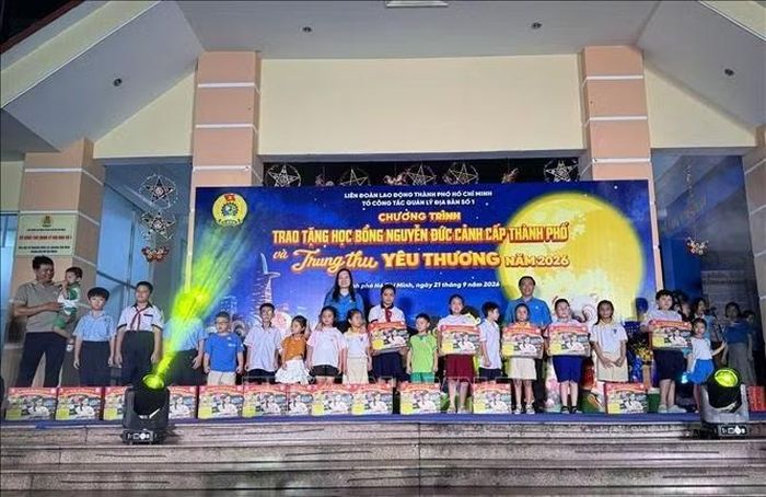 Lãnh đạo Liên đoàn Lao động Thành phố Hồ Chí Minh trao tặng bộ bút chấm đọc hỗ trợ học tiếng Anh cho con đoàn viên, người lao động có hoàn cảnh khó khăn, vượt khó học giỏi.