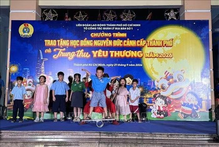 Đông đảo con đoàn viên, người lao động vui chơi trong chương trình trao học bổng Nguyễn Đức Cảnh cấp Thành phố năm 2026, kết hợp chương trình “Trung thu yêu thương”.