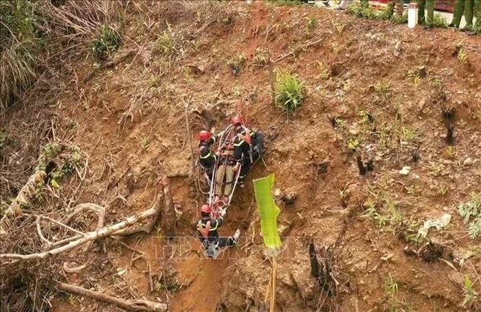 Tình huống diễn tập cứu người bị nạn rơi xuống vực sâu. Ảnh: TTXVN phát