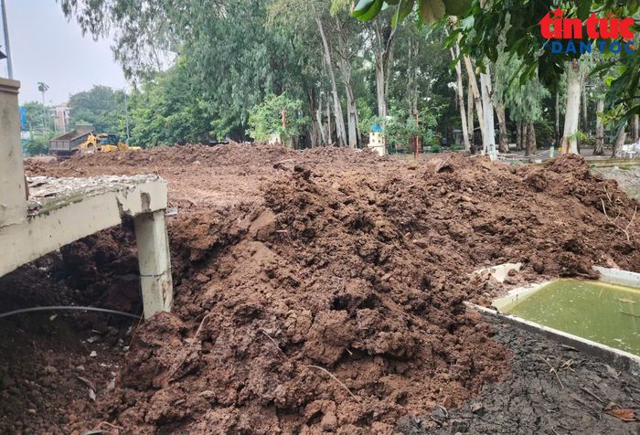 Máy múc phục vụ công tác đào, vận chuyển đất nhằm mở rộng phạm vi tìm kiếm.