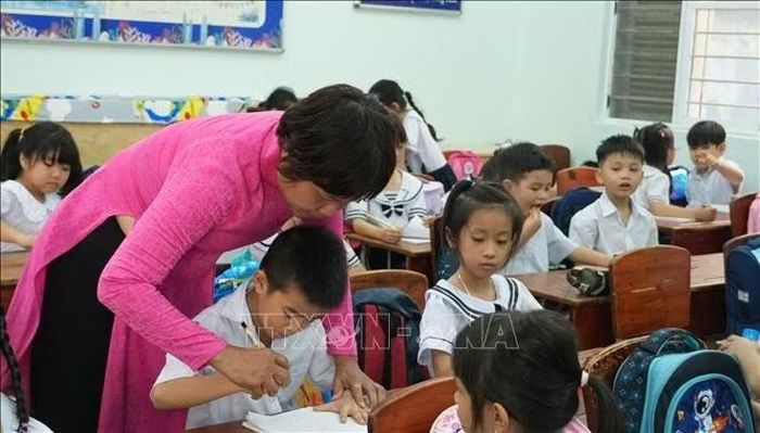 Học sinh lớp 1 Trường Tiểu học Tây Nha Trang được giáo viên rèn luyện viết chữ, đảm bảo hoạt động dạy và học sinh.