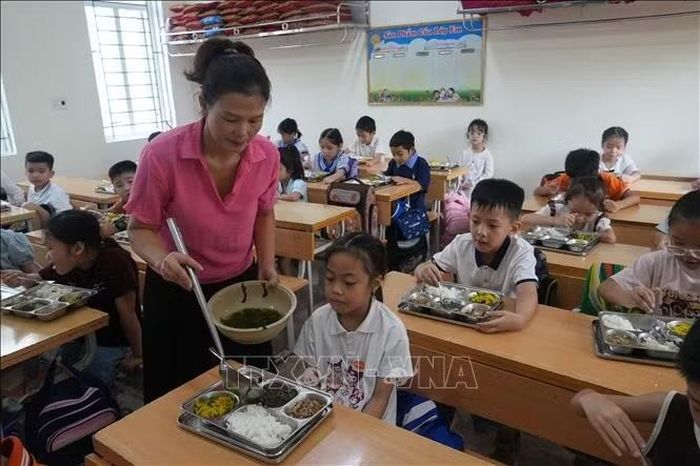 Bữa ăn bán trú của học sinh Trường Tiểu học Hà Huy Tập 2, phường Vinh Phú.
