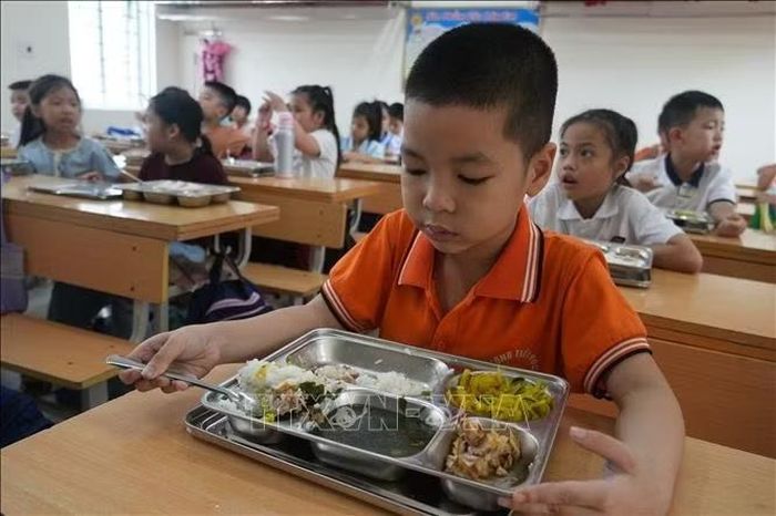 Bữa ăn bán trú của học sinh Trường Tiểu học Hà Huy Tập 2, phường Vinh Phú.