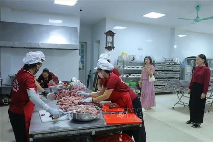 Sở Giáo dục và Đào tạo đã có văn bản yêu cầu các cơ sở giáo dục tăng cường bảo đảm an toàn thực phẩm tại bếp ăn tập thể, khu vực chế biến, bán trú, nội trú, căng tin và nơi cung cấp suất ăn.