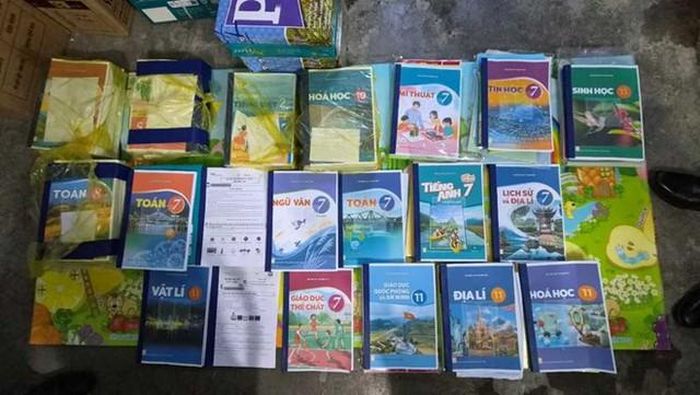Lực lượng chức năng kiểm tra, phát hiện cơ sở bán sách giáo khoa in trái phép. Ảnh: Công an tỉnh Ninh Bình.