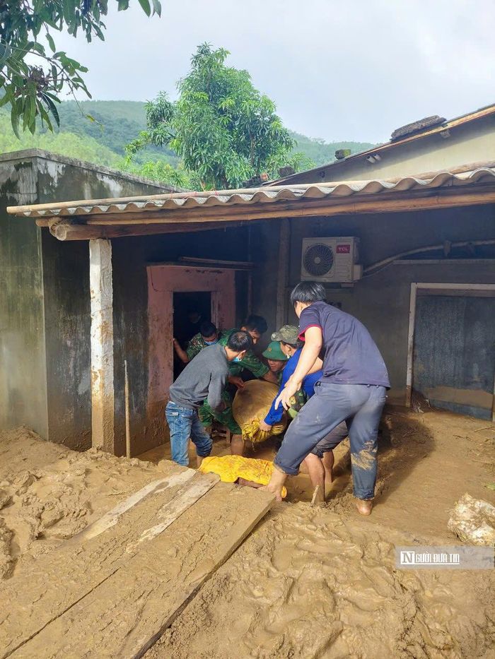 Bùn đất tràn vào nhà dân trong vụ sạt lở núi Cấm mùa mưa tháng 11/2021. Ảnh tư liệu của KT.
