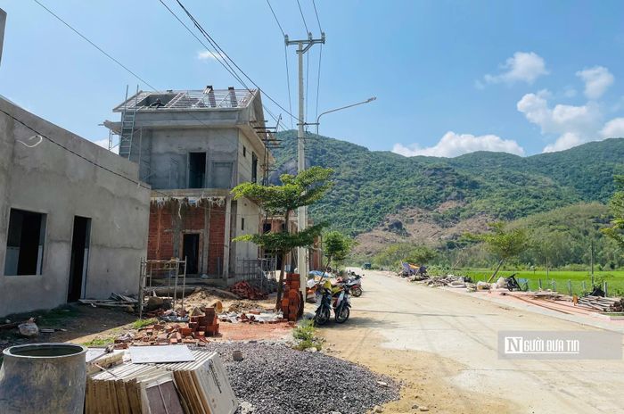 Những ngôi nhà đang gấp rút hoàn thiện trước mùa mưa bão năm nay.