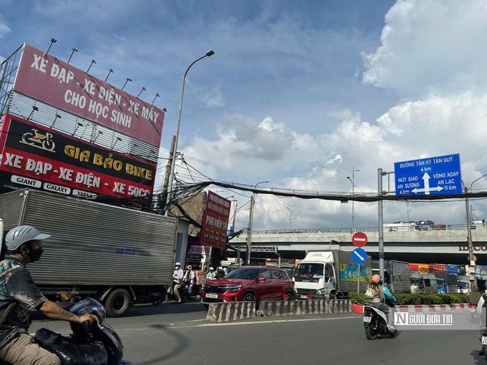 Khi lượng xe tăng mạnh, mặt đường nhỏ khiến các phương tiện phải di chuyển chậm, dễ hình thành những điểm ùn ứ cục bộ. Trong ảnh các phương tiện lưu thông từ khu vực trung tâm; khu vực KCN Tân Bình qua đường Lê Trọng Tấn, qua ngã tư quốc lộ 1A vào đường Nguyễn Thị Tú, đi KCN Vĩnh Lộc; Ngã 5 Quách Điêu; Chợ đầu mối Hóc Môn....