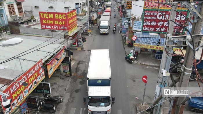 Không gian hai bên tuyến hiện chủ yếu là nhà dân, cơ sở kinh doanh và các công trình hiện hữu. Việc mở rộng đường sẽ kéo theo khối lượng lớn công tác giải phóng mặt bằng. Theo phương án điều chỉnh đã được HĐND thành phố thông qua tại kỳ họp cuối tháng 8/2026, chiều dài dự án được nâng lên khoảng 2,4km, gấp 3 lần phương án cũ, kết nối từ đường Lê Đức Anh đến đường Vĩnh Lộc. Tuyến vẫn được thiết kế với lộ giới 40m, quy mô 8 làn xe.