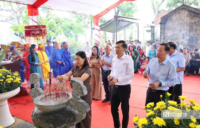 Các đại biểu và nhân dân đã tiến hành nghi lễ dâng hương, dâng hoa tưởng niệm Đại thi hào Nguyễn Du.