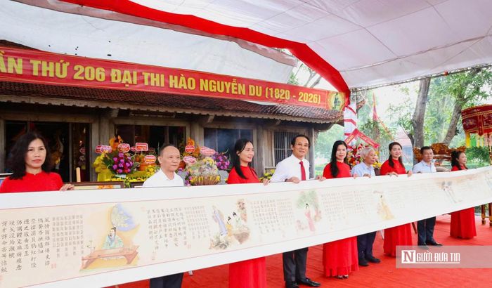 Các họa sĩ gồm Nguyễn Đình Truyền, Tạ Tâm, Bá Siếu, Trần Bá Hải, Phan Ngọc, Nguyễn Tô Cảnh đã trao tặng các bức tranh nghệ thuật nhân vật trong Truyện Kiều và vẻ đẹp cảnh sắc quê hương Tiên Điền.
