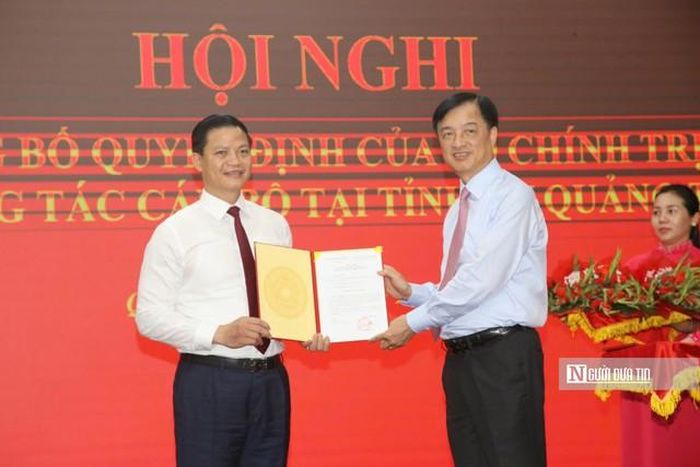 Ủy viên Bộ Chính trị, Bí thư Trung ương Đảng, Trưởng Ban Tổ chức Trung ương Nguyễn Duy Ngọc trao quyết định của Bộ Chính trị về việc điều động, phân công, chỉ định ông Vương Quốc Tuấn giữ chức Bí thư Tỉnh ủy Quảng Trị.