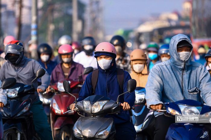 Tuy nhiên, do lượng xe lớn, tình trạng ùn tắc vẫn kéo dài.