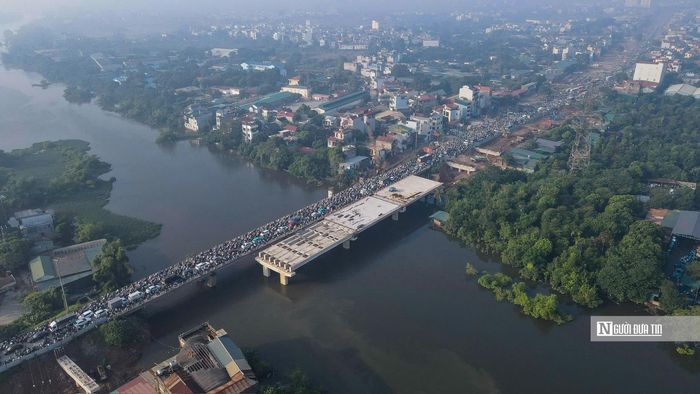 Lượng phương tiện lớn đổ về tuyến đường này do mực nước sông Đáy dâng cao, lực lượng chức năng tổ chức cấm phương tiện qua cầu Đại Thành, cầu 72 và cầu Tân Phú nhằm đảm bảo an toàn.