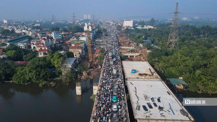 Tại khu vực cầu Mai Lĩnh, dòng phương tiện nối dài, việc di chuyển gặp nhiều khó khăn. Một số phương tiện phải quay đầu, tìm đường khác; nhiều người đưa xe vào ven đường chờ tình hình giao thông được cải thiện.