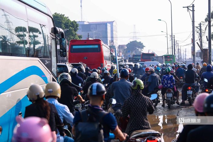 Khoảng 9h, dòng phương tiện trên Quốc lộ 6 vẫn nối dài, giao thông qua khu vực tiếp tục gặp nhiều khó khăn.