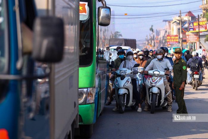 Lực lượng chức năng được triển khai phân luồng, điều tiết giao thông, hướng dẫn các phương tiện di chuyển theo hàng.