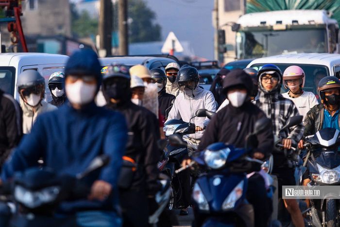 "Đi gần 1 tiếng mà tôi chỉ đi được vài trăm mét, gần như không thể đi nổi. Xe cộ kín đường, cứ nhích được một đoạn lại phải đứng lại", chị Lý cũng như nhiều người dân xung quanh khu vực chia sẻ.