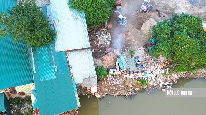 Bên cạnh các nhà xưởng trên địa bàn phường Từ Liêm là các bãi đất được sử dụng làm điểm tập kết vận chuyển vật liệu xây dựng, phía sát mép sông Nhuệ có nhiều rác thải xây dựng. Thời điểm phóng viên ghi nhận trong khu vực này một số người còn đang đốt rác thải trực tiếp ngay bên các nhà xưởng.