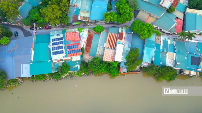 Tại khu vực ven sông Nhuệ phường Xuân Phương không chỉ khu vực ven sông mà các khu đất xung quanh cũng có nhiều công trình bằng tôn được dựng lên từ trước đó. Nhiều nhà xưởng nơi đây tập kết số lượng lớn xe máy, một số vị trí biến thành điểm sửa chữa, tân trang xe...và kho chứa hàng.