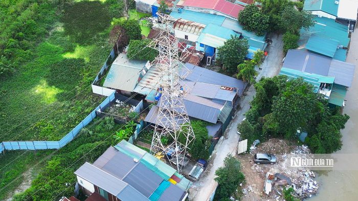Không chỉ có vậy các khu nhà xưởng còn "bao vây" cả một trụ điện tại phường Xuân Phương. Phía bờ sông Nhuệ rác thải đổ tràn cả xuống lòng sông.