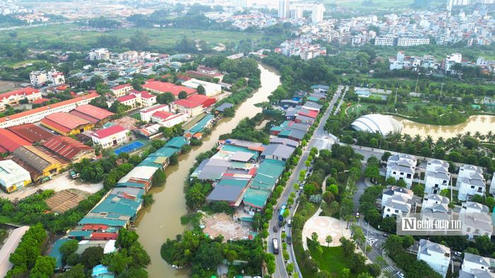Tại khu vực phường Đại Mỗ và Tây Mỗ theo quan sát dọc hai bên sông Nhuệ cũng có nhiều nhà xưởng công trình tồn tại. Ngay bên cạnh khu đô thị gọn gàng hiện đại là cảnh đối lập của loạt nhà xưởng với đủ màu sắc khác nhau.