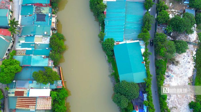 Nằm sát các khu xưởng và dòng sông Nhuệ không xa nhiều khu đất trống khu vực phường Tây Mỗ được quây tôn và trở thành điểm đến của nhiều loại rác thải.
