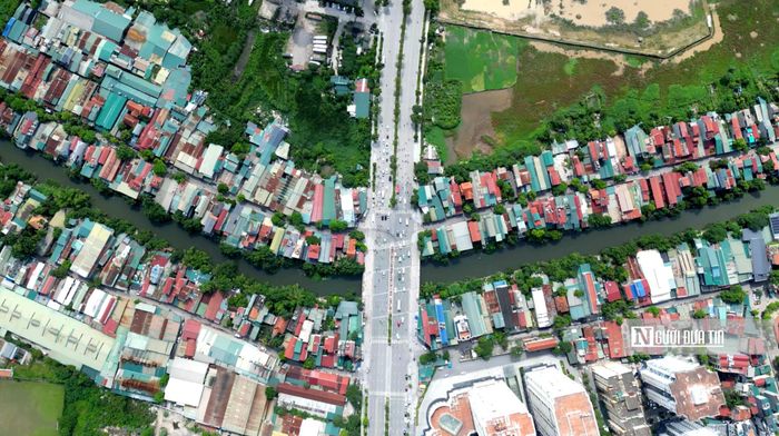 Đoạn Sông Nhuệ giáp ranh giữa 2 phường Từ Liêm và Xuân Phương là điểm tập trung số lượng lớn nhà xưởng.