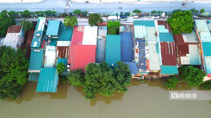 Trên địa bàn phường Từ Liêm hầu hết các công trình đều được phủ mái tôn, tuy nhiên bên trong nhiều công trình được dựng rất kiên cố, có những công trình còn được xây dựng vươn ra giữa lòng sông Nhuệ.