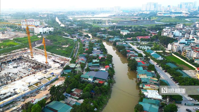 Theo ghi nhận của phóng viên Người Đưa Tin ngày 19/9, dọc 2 bên sông Nhuệ đoạn qua khu vực phường Từ Liêm và Xuân Phương hiện có hàng nghìn công trình, nhà xưởng đang tồn tại.