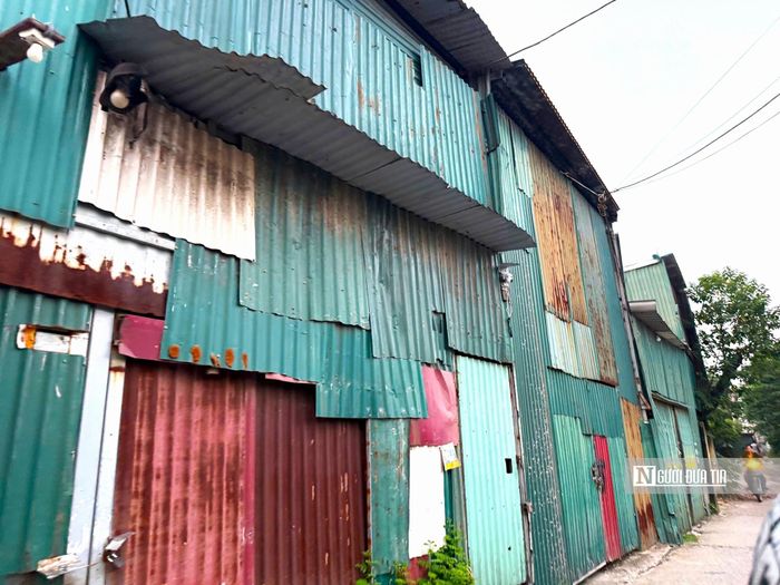 Những nhà xưởng ở phường Từ Liêm được xây dựng thành những dãy sát nhau và tiềm ẩn nguy cơ mất an toàn nếu có cháy nổ xảy ra.